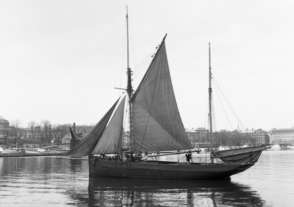 Deodar är ett tvåmastat segelfartyg. Hon har två försegel och ett gaffelsegel på den främre masten, medan den aktre mastens segel har tagits ned. Det svartvita fotografiet är taget på Nybroviken i Stockholm, Skeppsholmens och Blasieholmens bebyggelse syns i bakgrunden. 