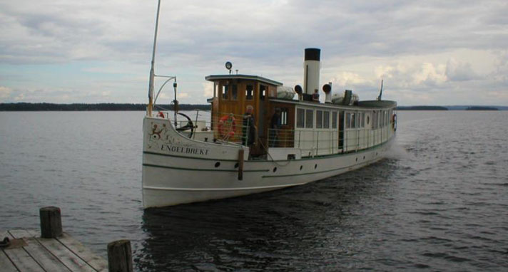 Engelbrekt är ett vitmålat mindre passagerarångfartyg i en våning. Styrhytten ligger i fören tillsammans med ett litet fördäck. På taket syns en stor skorsten samt några ventilatorer. 