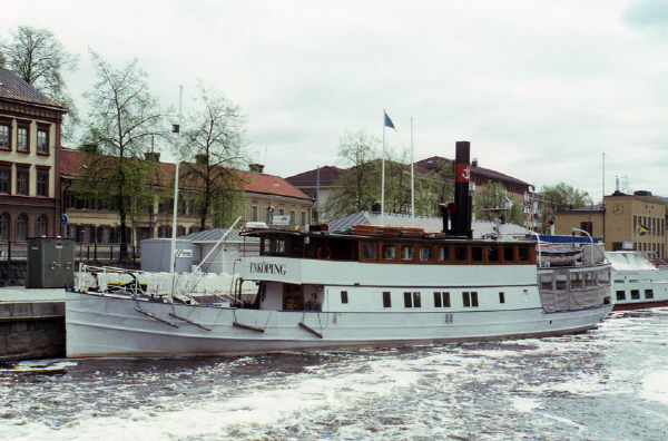 Hon är ett vitmålat motorfartyg med två däck, varav det övre i trä. Hon har ett större öppet däck i fören och i aktern en kapellskyddad plats för passagerare. På taket syns hög skorsten med ett rött rederimärke.