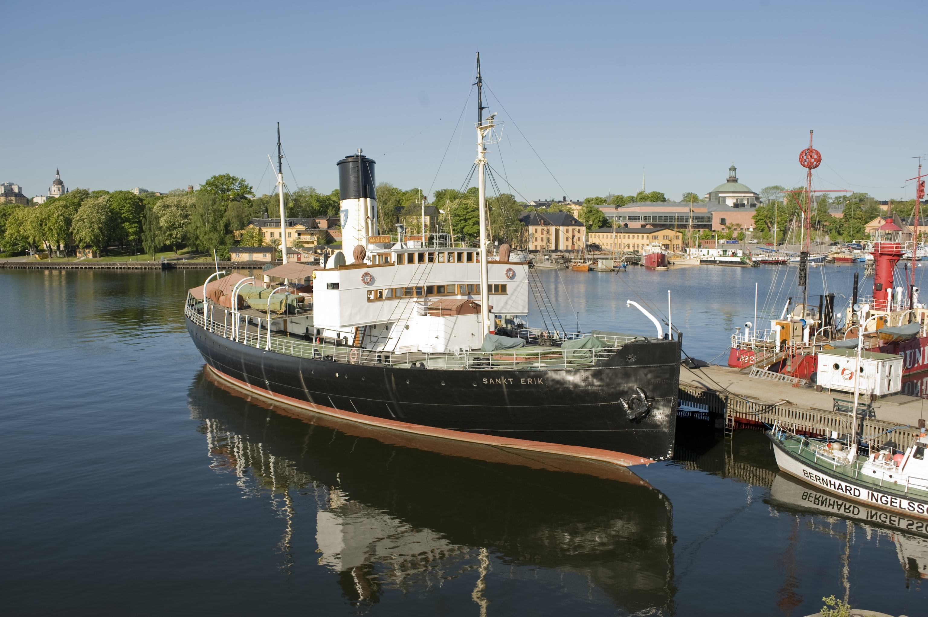 Sankt Erik är en isbrytare med svart skrov, grönt däck och vit överbyggnad. Överbyggnaden som är i tre våningar är lika bred som skrovet.  Bakom den syns en stor skorsten. På bilden ligger fartyget förtöjt vid Galärvarvets museifartygspir i centrala Stockholm. 