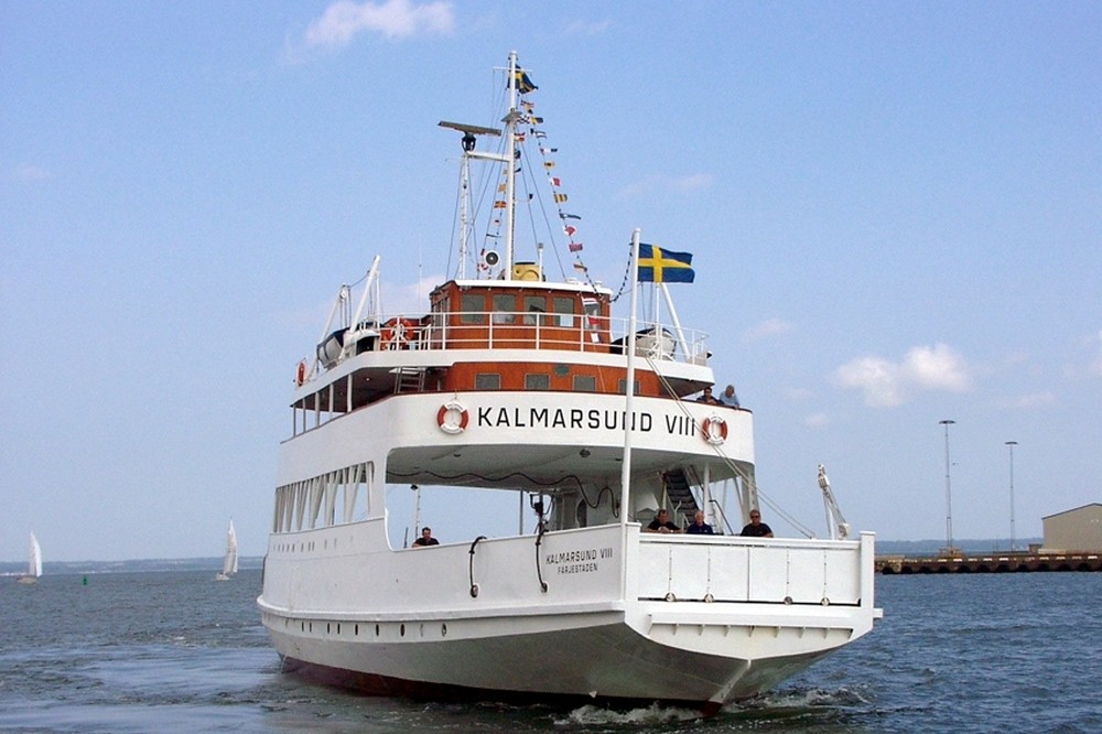 Kalmarsund åtta är en vitmålad öppen bilfärja med salong och kommandobrygga i två våningar ovanför bildäcket. Hon har ett flaggspel ovanför bryggan. På bilden är fartyget på väg ut från hamnen i Färjestaden på Öland. 