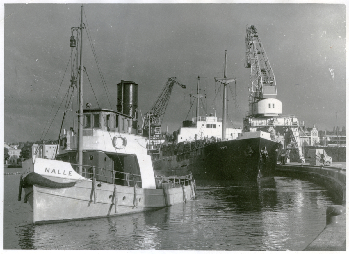 Nalle är en bogseringsbåt med ljusgrått skrov och vitmålad överbyggnad. Ovanpå överbyggnaden sticker styrhytten upp. På fördäcket står en mast och bakom hytten ser man den svarta skorstenen. Den svartvita bilden är tagen i Oskarshamns hamn.