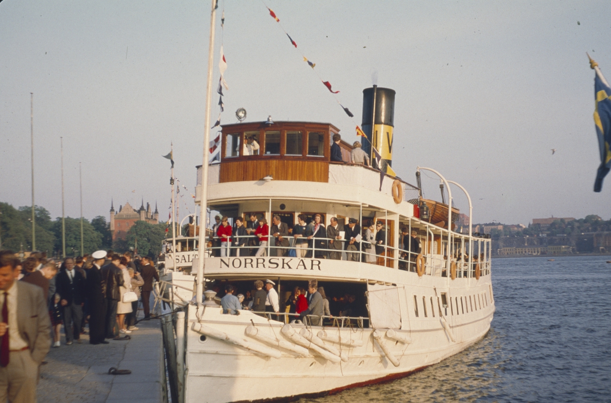 Norrskär är ett passagerarångfartyg med två salongsdäck och ovanför dessa en kommandobrygga och livräddningsbåtar på salongernas tak. Hon är vitmålad och har en stor skorsten med en gul rand på. På bilden ligger fartyget vid kajen i centrala Stockholm och mängder av passagerare syns både ombord och på kajen. 