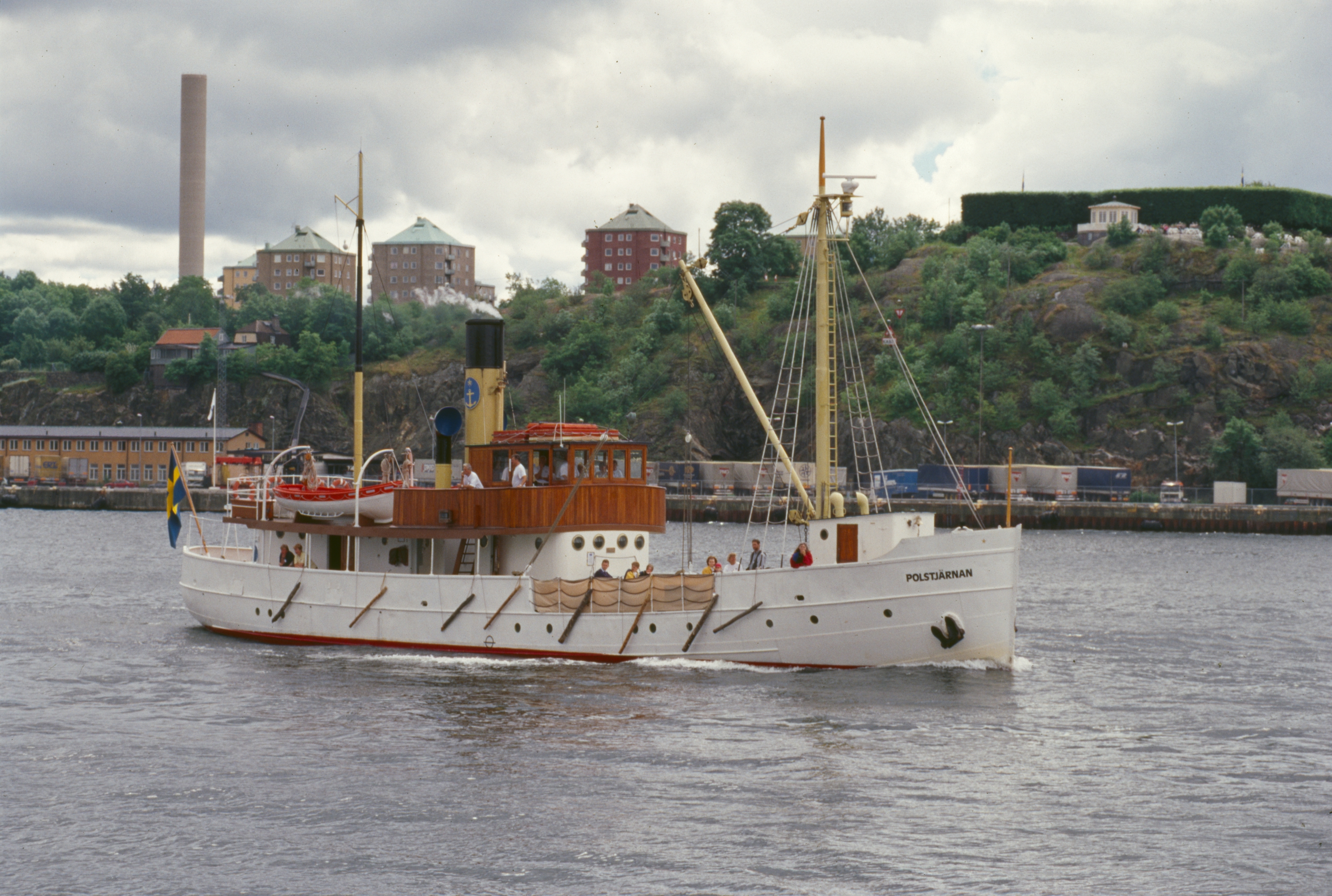 Polstjärnan är ett vitmålat tjänstefartyg. Fartyget har två våningar över däck där den översta består av den träklädda kommandobryggan. Det syns en livräddningsbåt på taket. På bilden är fartyget på besök i Stockholms hamn. 