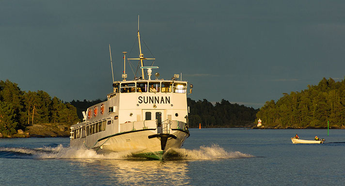 Sunnan är ett vitmålat passagerarfartyg med öppet fördäck. Hela nedre däck består av en salong och på övre däck finns en kommandobrygga och ett soldäck akterut. På bilden är fartyget ute till sjöss i Stockholms skärgård. 