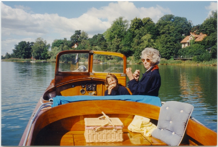 Fiorella är en halvracer i mahogny med styrhytt och sittbrunn. Kapellet är hopvikt och två kvinnor tar för sig av fikakorgen som står framme i sittbrunnen.