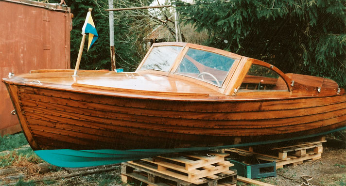 Hillmarina är en liten campingbåt i hondurasmahogny med klinkbyggt skrov och sittbrunn med styrplats och vindrutor.