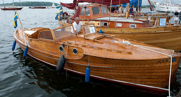 Ran är en högsjöbåt i ek och furu med långt fördäck däck. Hon har en ruff i fören, en sittbrunn med vindruta midskepps och en liten ruff i aktern. Ombord finns en person. 