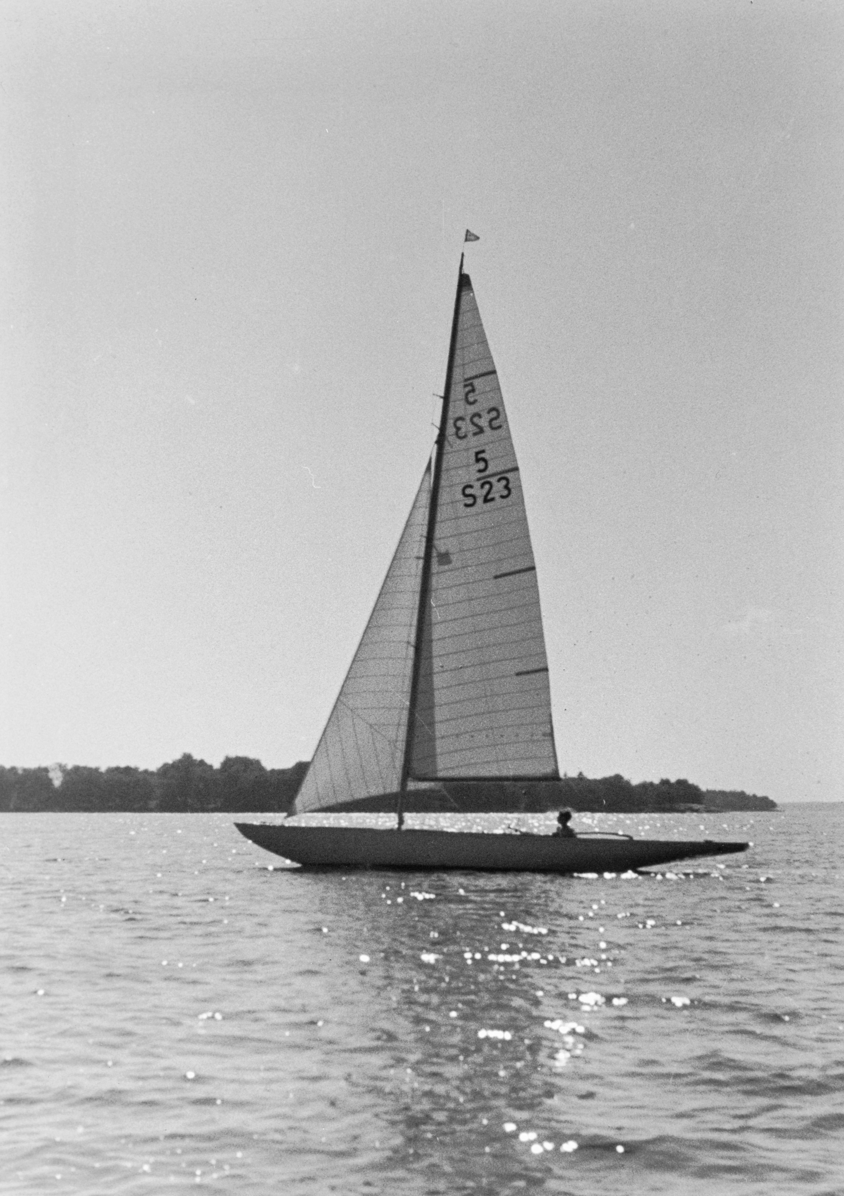 Rima är en jakt byggd i mahogny med både storsegel och fock hissade.