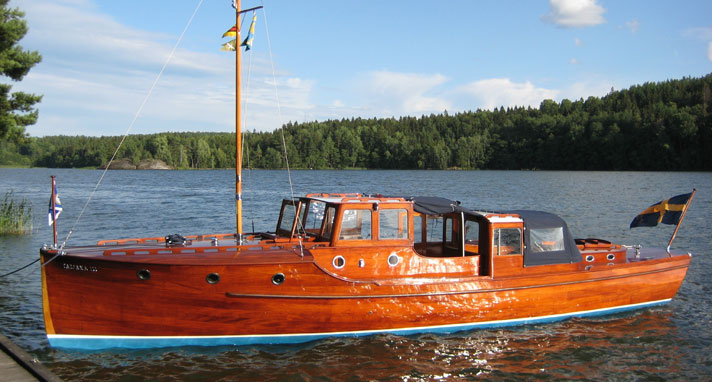 Tatjana tre är en dubbelruffad motorbåt i hondurasmahogny. Hon ligger förtöjd i skärgården. 