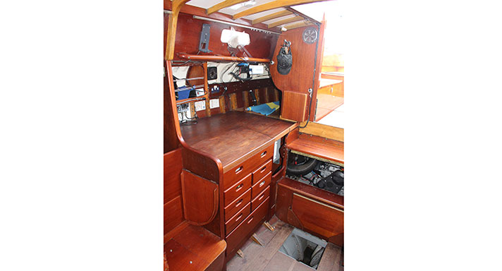 Zariza är en segelbåt, en så kallad laurinkryssare i mahogny. Bilden är tagen inne i ruffen och visar en arbetsbänk.