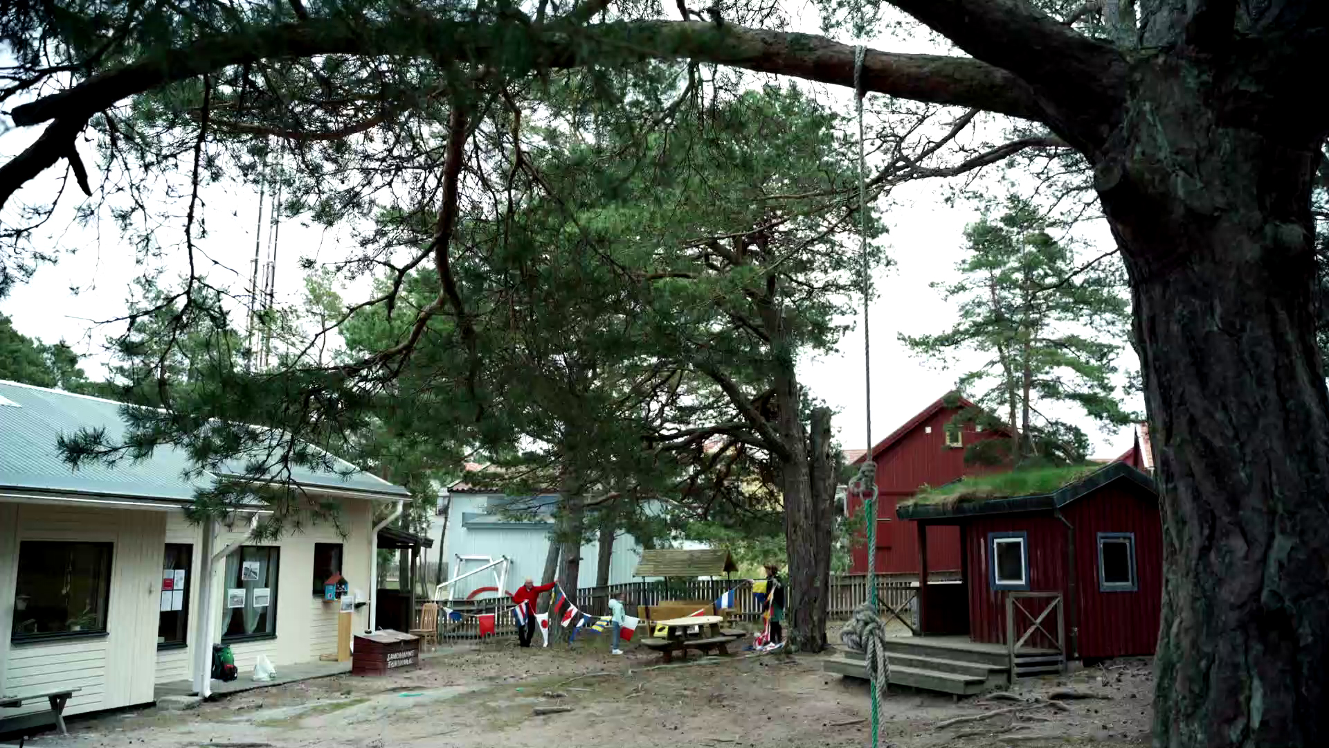 Lekplats utanför förskolan på Sandhamn.